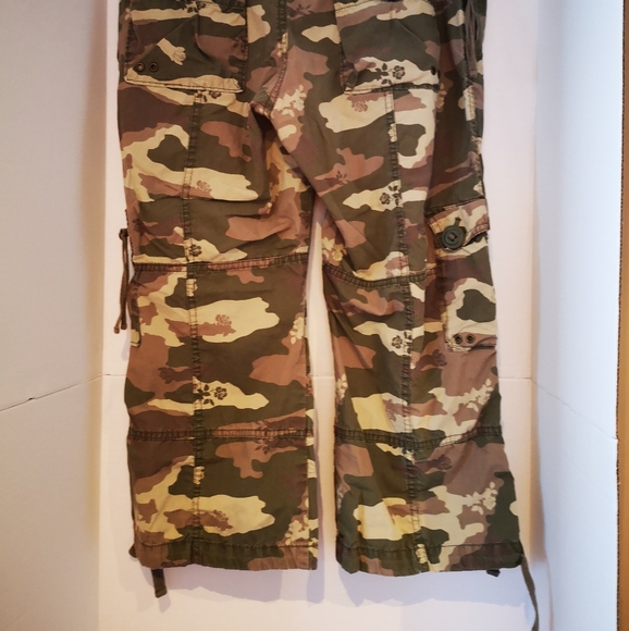 Talula Blossom Flower Cargo Capris 6 - Picture 6 of 6